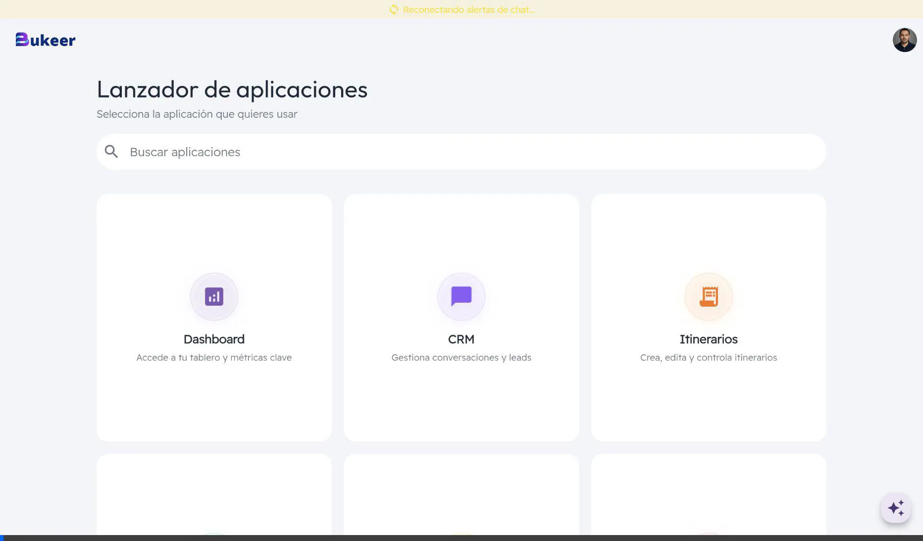Animación mostrando cómo hacer clic en el botón flotante y abrir el Asistente de IA
